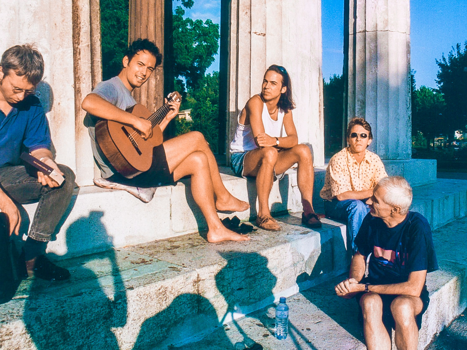 Paulo Bittencourt, tocando e cantando bossa nova no parque Volksgarten, no centro de Viena, Áustria (1999)