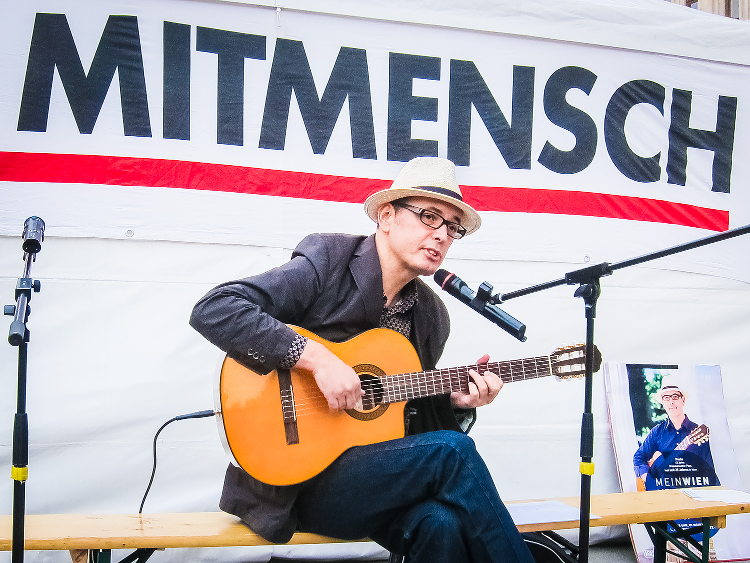 Paulo Bittencourt, tocando e cantando bossa nova em evento no centro de Viena, Áustria (2015)