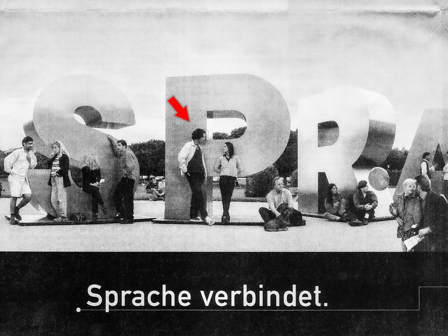 Paulo Bittencourt, nas páginas do jornal Der Standard, numa campanha sobre diferentes culturas, em Viena, Áustria (1996). “Sprache verbindet” significa “A língua une”